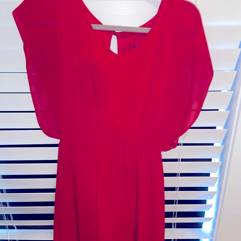Beautiful red dress, naturally cinches at waist